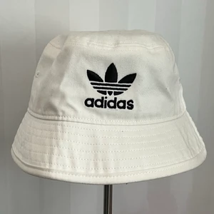 Adidas bucket hat - Köpt för 249kr ifrån Adidas.se. storlek 56-58,5 cm. vid frågor kontakta mig :)