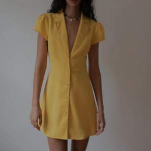 Söker efter denna betty klänningen (eller liknande modell) från urban outfitters! Storlek xs-s