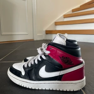 Jordan 1 mid - Säljer mina jordan 1 mid då jag inte använder de längre. De har bra använda men inte överdrivet slitna o har heller inte några ”skador” (förutom att de är creasade). Köptes för 1200kr. Köparen står för frakten ☺️(budgivning slutar fredag 16/3 14:30!!!!)