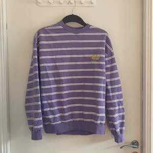 En fin lila sweatshirt från junkyard i storlek medium, bra skick!