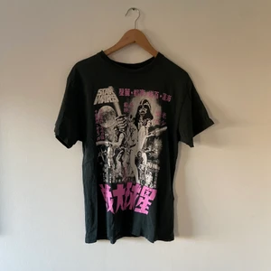 Starwars tröja oversized  - En oversized t-shirt från hm med star wars tryck på. Kommer inte till användning så är i bra skick säljer därför den💕. Köparen står för frakt🪴💕