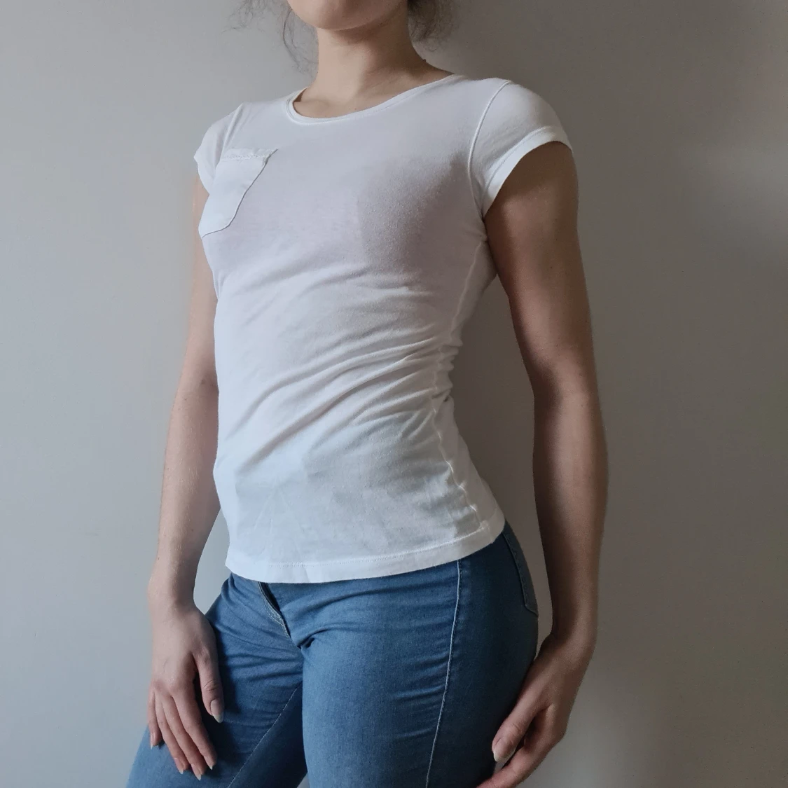 Vit T-shirt med bröstficka - 90