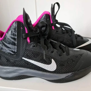 Hyperfuse NIKE (äkta) Storlek 36 - Hyperfuse NIKE (äkta) Storlek 36 Köpte från USA Slutsålt redan. 500 kr   Köpte 159 US dollars (typ 1,400ish kronor) från USA