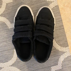 Trendiga skor - Säljer just nu dessa trendiga skor som är använda ett fåtal gånger❤️❤️❤️