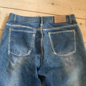 Blå jeans med häftiga tvättningar på fickor och längs sömmar. Väldigt unika och sitter snyggt baggy
