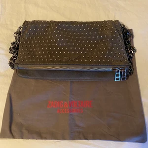 Zadig et Voltaire väska - Jag säljer en jättesnygg väska ifrån märket Zadig & Voltaire. Två originella väskband medföljer samt dustbag.