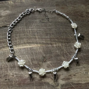 Halsband med tänder - Handgjort halsband med vackra pärlor och tandberlocker 🦷 betalning via swish