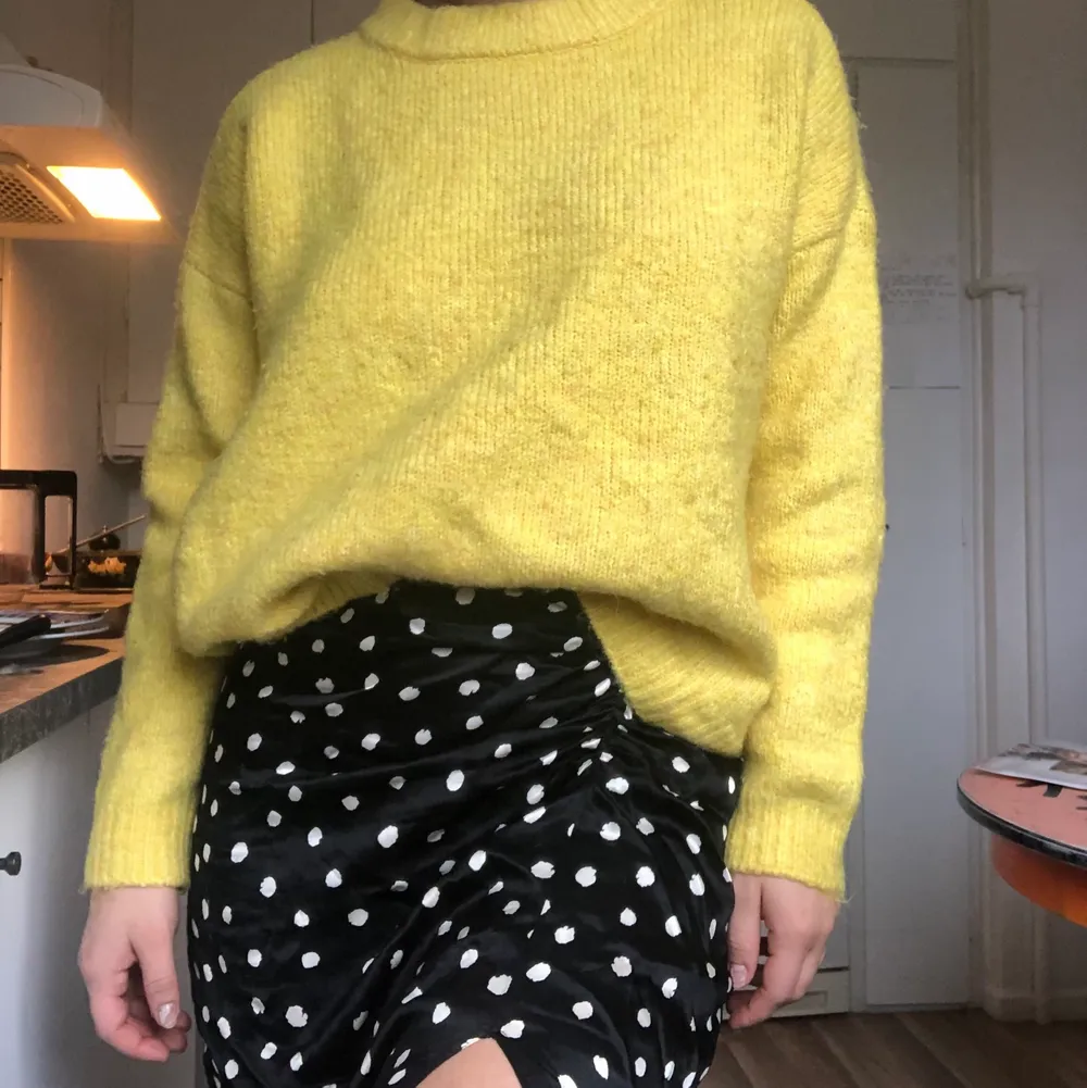 en mysig stickad tröja från Only i storlek S men då lite oversized så skulle säga att den passar M också! . Stickat.