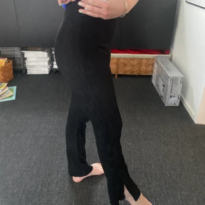 Byxor med slits  - Så sköna och snygga svarta byxor med slits! Tunnt material som är perfekt nu inför sommaren ❤️