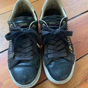 Zadig Voltaire sneakers  - Jättefina och mina favoritskor som är sååå sköna!!! Behöver tyvärr sälja pga brist på pengar… Som det syns på bilderna är de använda men jättesnygga ändå! Mindre defekter som den på sista bilden finns lite, men de syns inte lika mycket i verkligheten! Priset går att diskutera!☺️❤️