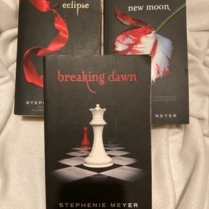 Twilight  - Säljer dessa tre böcker eftersom jag redan har extra kopior som inte behövs. Alla är i lagom skick och går med på paketpris eller individuella pris. 50kr styck eller 150kr alla. 