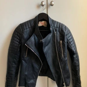 Chiquelle skinnjacka  - Chiquelles populära skinnjacka. Använd men fortfarande i princip nyskick.  (frakten står köpare för) pris kan diskuteras!