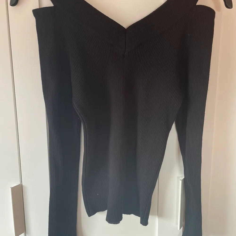 En svart tröja med öppna axlar från chelsea i str M. Använt ca 6 ggr. Väldigt skönt och tjockt material, rätt stretchig. Säljs pga för stor. ❤️. Tröjor & Koftor.