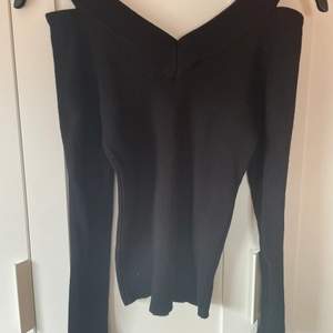 En svart tröja med öppna axlar från chelsea i str M. Använt ca 6 ggr. Väldigt skönt och tjockt material, rätt stretchig. Säljs pga för stor. ❤️