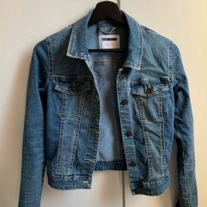 Jeansjacka - Jeansjacka från noisy may i nyskick. Tightare modell men stretchig.  (köparen står för frakten)