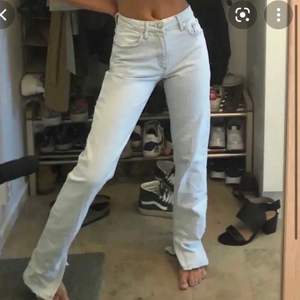 Zara jeans med slits som är slutsålda , slits i bak men annars bra skick, passform under naveln💘 storlek 34 (lånad första bild) säljer för 100kr+frakt