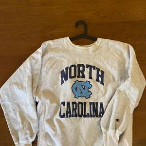 College sweatshirt strl XL - En as ball sweatshirt i storlek XL men passar även L och sitter oversized på M. Kommer tyvärr inte till användning längre. 