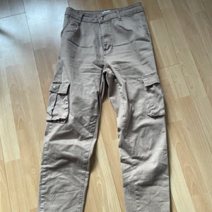 Cargobyxor beige  - Beiga cargo från madlady. Använt ca 10 ggr och sälj för de inte kommer till användning. Dessa är k storlek M men jag kan ha dem som idag är str S/34. ❤️