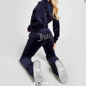 Juicy  - Jag SÖKER dessa byxor för Max 500-600 kr, funkar också med svarta eller ett par med fickor!! Storlek s-xs och är 169 lång ungefär! 