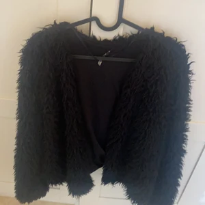 Jacka/kofta  - Jacka/kofta storlek medium! Ganska använd men inga fel med den! 50 kr pluss frakten