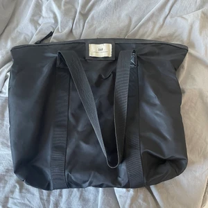 Väska  - Fin väska från Day😍 är lite skitig då jag har använt den. Därför går jag ner i priset👍🏼👍🏼 skriv om du är intresserad 