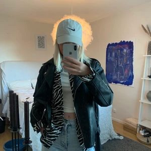 Skinnjacka - Jättefin skinnjacka från Nelly! 🤎 Går dock ej att knäppa ”skärpet” till jackan längre.