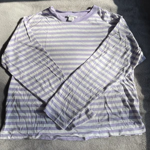 Lila randig tröja - Randig lila tröja ifrån Monki i jättebra skick! Storlek XS! Väldigt ostrykt på bilderna men stryker innan den skickas!💞