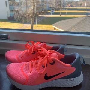 Löparskor - Jättefina Nike React löparskor, knappt använda och försmå för mig därav säljer jag dem🤎
