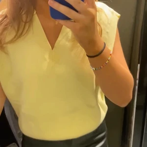 Gul väst - Superfin gul väst från Zara, perfekt färg till våren. Använd en gång, köpt för 399kr 💛