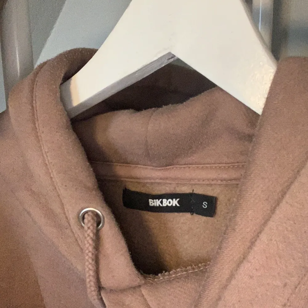 Brun hoodie från bikbok i st s. Säljer för 190kr. Hoodies.