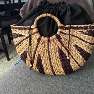 Väska - Använd en gång. Finns inbyggd påse inuti