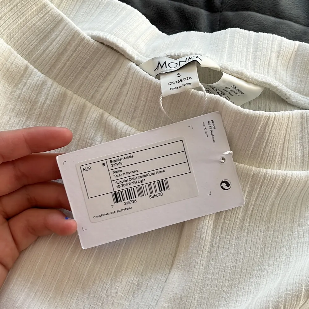 Jättefina vita utsvängda byxor från Monki i stl S! Har aldrig använt de plus prislappen är kvar! Orginalpris 300kr säljer för 250kr. Jeans & Byxor.