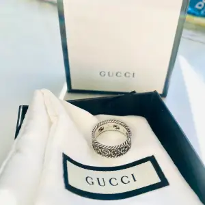 Mycket fin Gucci ring i storlek 16 i sterling silver inköpt 2020 på Guccis hemsida. Endast testad då jag beställde fel modell. Kommer i originalförpackning och är unisex. Nypris på Guccis hemsida är €260 vilket motsvarar ca 2700 SEK. Mitt pris är 2000 SEK. Bild 1 är min och bild 2-3 lånad från Guccis hemsida. 😁☀️                                                                              Pris går att diskutera!!