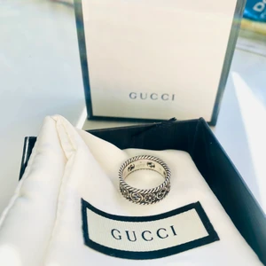 Gucci Ring  - Mycket fin Gucci ring i storlek 16 i sterling silver inköpt 2020 på Guccis hemsida. Endast testad då jag beställde fel modell. Kommer i originalförpackning och är unisex. Nypris på Guccis hemsida är €260 vilket motsvarar ca 2700 SEK. Mitt pris är 2000 SEK. Bild 1 är min och bild 2-3 lånad från Guccis hemsida. 😁☀️                                                                              Pris går att diskutera!!