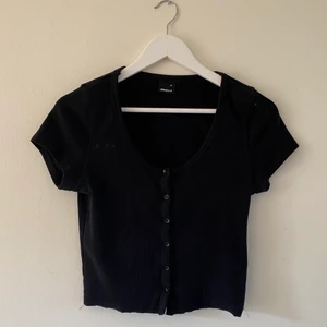 Söt topp 💘 - Svart topp från Gina, storlek M, säljer för 50kr+ eventuell frakt, Obs tvättas innan köp💘💘