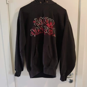 Amon amarth hoodie - Står medium i, men är kort i ärmarna sågfiskar på närmare xs.