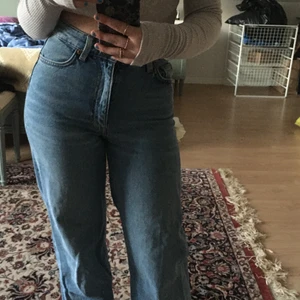 Jeans - Säljer dessa högmidjade utsvängda jeans från Monki i storlek 24. De är avklippta för att passa någon under 160 cm. Varsamt använda. Superpoppis. 89 kr+ frakt💕