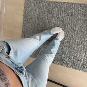 Lågmidjade ljusa jeans - Säljer dessa efterfrågade lågmidjade jeans som kommer från märket Lee. De är i färgen ljusblått och är perfekt långa för mig som är 168. Däremot är de lite stora för mig i midjan, då måttet är 78 cm 🌟🌟💞💞 buda eller köp direkt för 300kr!