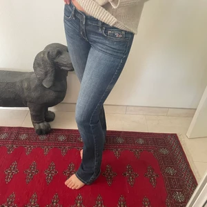 Lågmidjade Bootcut Jeans!  - Säljer nu dessa lågmidjade bootcut jeans från Hollister!🖤 sjukt snygg tvätt och otroligt sköna!🖤 frakt ingår inte i priset🖤