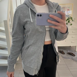 Grå zip hoodie - Grå zip hoodie från Lager 157✨ Storleken är L men är som en S🥰