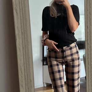 Byxor  - Rutiga byxor används fåtal gånger. Älskar dom men har för mycket av allt. Hihi så pass på 