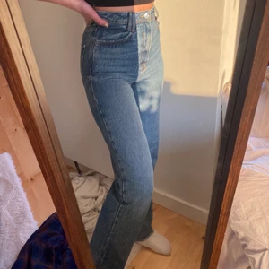 Jeans - Mörkblåa jeans från zara i fint skick! Spårbar frakt tillkommer 66kr❤️ STÅR DET INTE SÅLD PÅ ANNONSEN FINNS DEN FORTFARANDE KVAR 😊