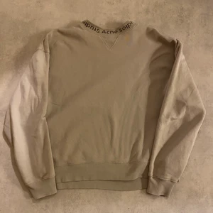 Acne Studios Crewneck - Storlek: S (passar M-L) Cond: 9/10 Bud: 400 Bin: 800 Vid köp av bin bjuder jag frakt!