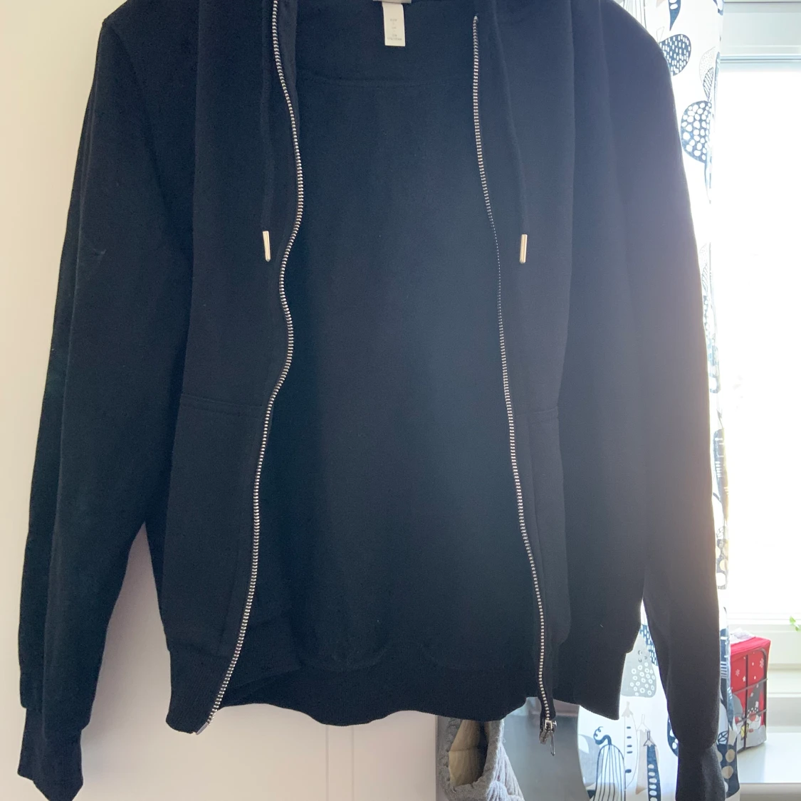 H&M Svart Hoodie strl L - 90