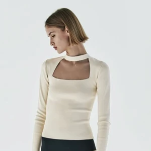 Zara tröja  - Populär och helt slutsåld tröja från zara. Endast använd 1 gång!💘 Budgivning gäller