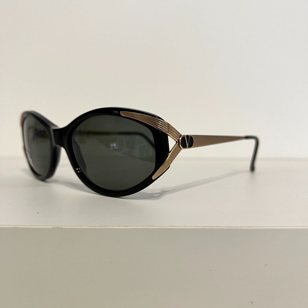 New old stock! Valentin vintage sunglasses made in Italy from 80s. New, never worn. Choose Aspect for your vintage sunglasses. Size: 40-20-135. Accessoarer.