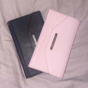 iphone 8+ skal  - Säljer mina gammla skal som jag inte använder då jag köpt en ny telefon, dom är i bra skick och inte använda så mycket, passar till iphone 8+. Dom är magnetiska så för att kunna använda dom behöver du ha ett skal med magnet som du sätter på detta. 50kr st till en början men pruta går alltid. Fraktkostnaden står köparen för!! 