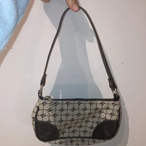 Väska ifrån Urban outfiters  - Denna väska som köptes cirka förra sommaren säljer jag nu för att den inte kommer till andvändning, köp denna för att han din mobil i m.m. Nypris 350kr, frakt står köparen för!💕