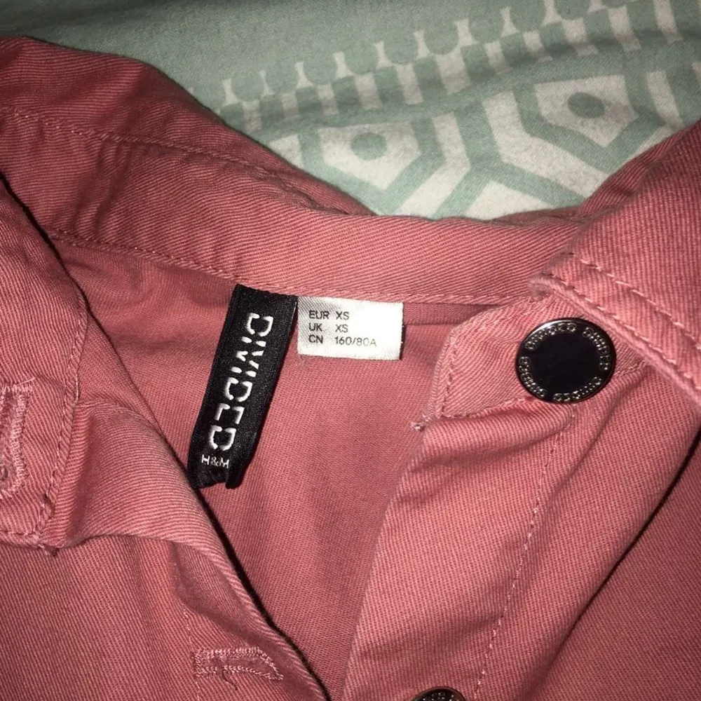 En fin rosa jacka/skjorta som passar till våren eller sommaren då den är ganska tunn🌸 strl xs, passar xs-s! 30 kr + frakt✨. Jackor.