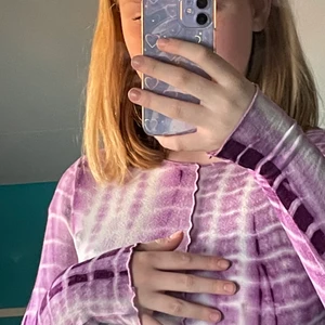 Lila mönstrad topp strl S - Säljer denna jättefina topp! Storlek S men kan passa xs-m också. Den är inte så använd och är i gott skick. Kan betalas med swisch, delar på frakten. Pris kan alltid diskuteras! 